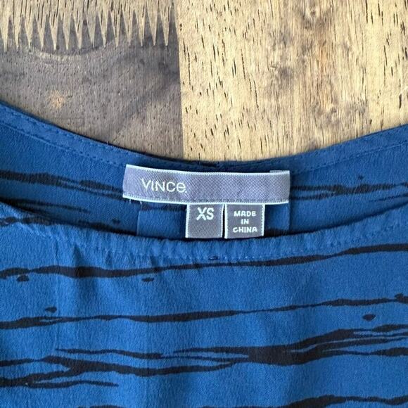 Vince Women’s 100% Silk Horizontal Animal Print Blouse Blue Black Size XSmall - Picture 4 of 9